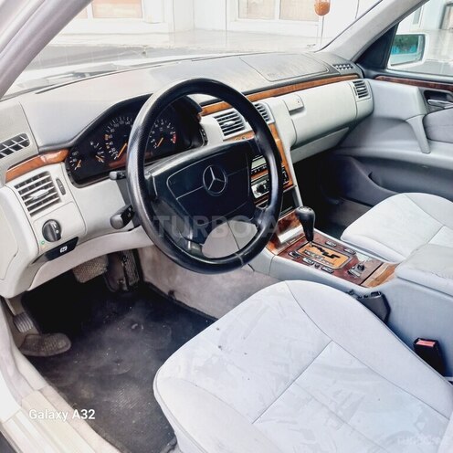 Mercedes E 240-12