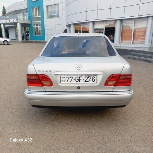 Mercedes E 240-13