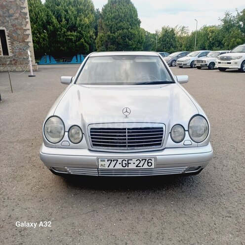 Mercedes E 240-1