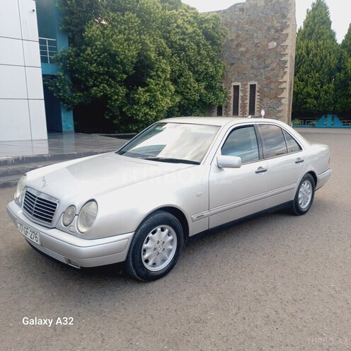 Mercedes E 240-17