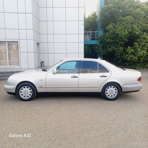 Mercedes E 240-18