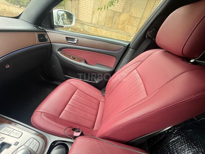 Hyundai Genesis-8