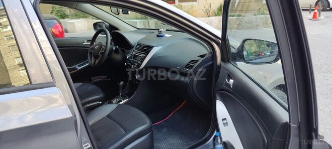 Hyundai Accent-12