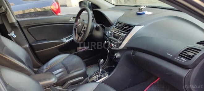 Hyundai Accent-11