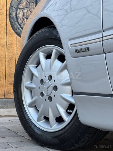 Mercedes E 220-11