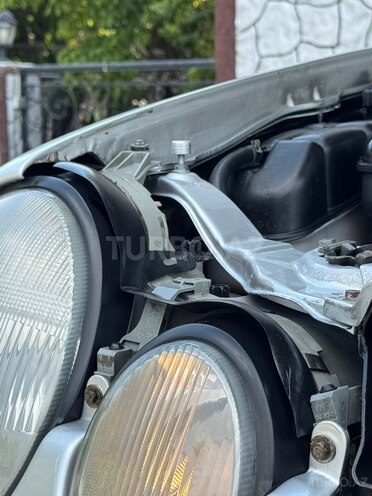 Mercedes E 220-21