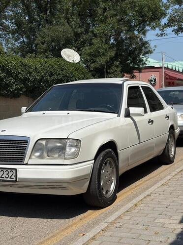 Mercedes E 220-1