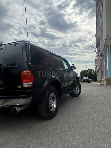 Ford Explorer-5