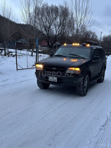 Ford Explorer-11