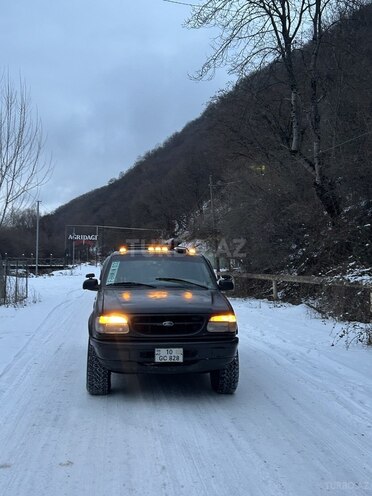 Ford Explorer-12