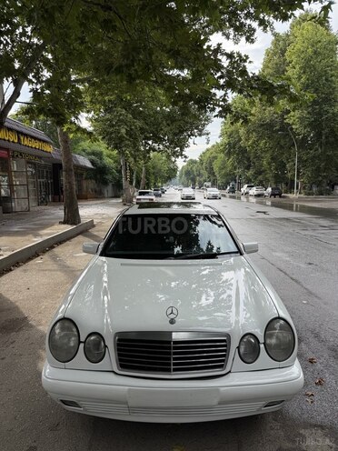 Mercedes E 240-1