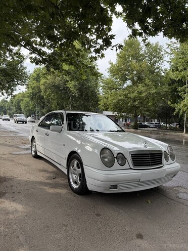 Mercedes E 240-3