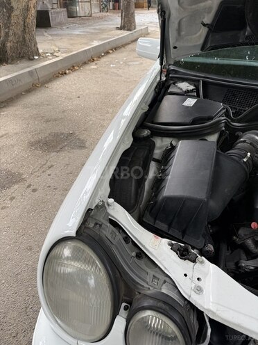 Mercedes E 240-11