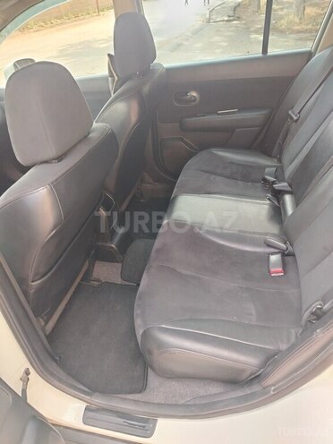 Nissan Tiida-14