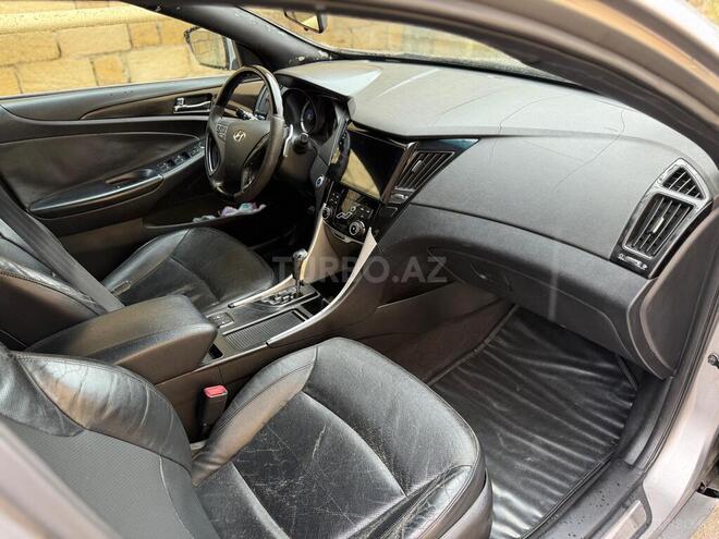 Hyundai Sonata-12