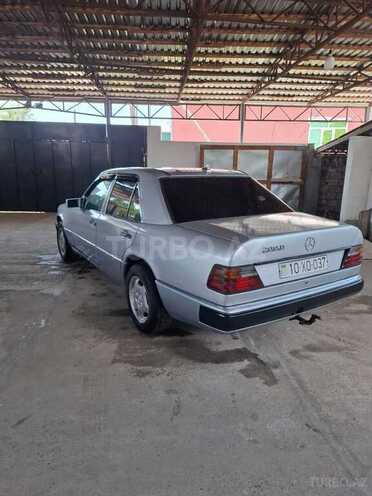 Mercedes 200 D-6