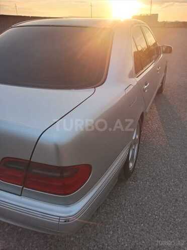 Mercedes E 240-11