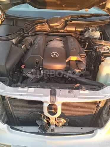 Mercedes E 240-4