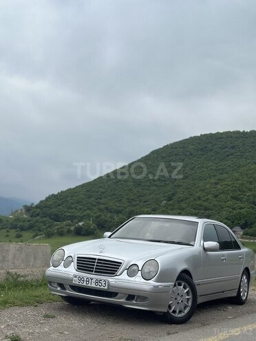 Mercedes E 240-1