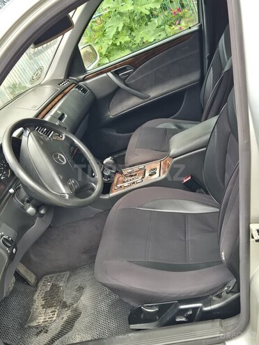 Mercedes E 240-5