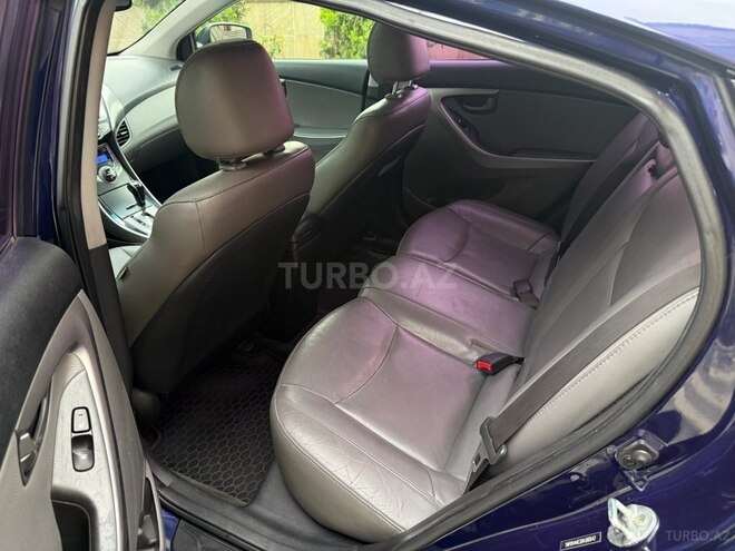 Hyundai Elantra-12