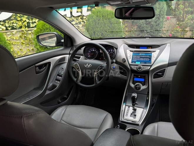 Hyundai Elantra-11