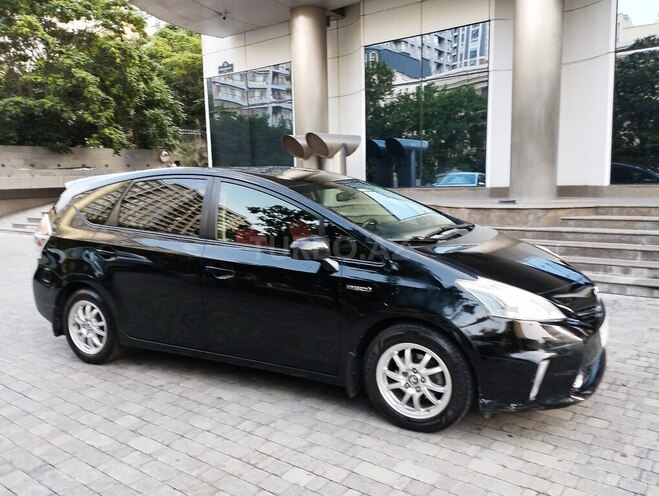 Toyota Prius V-7