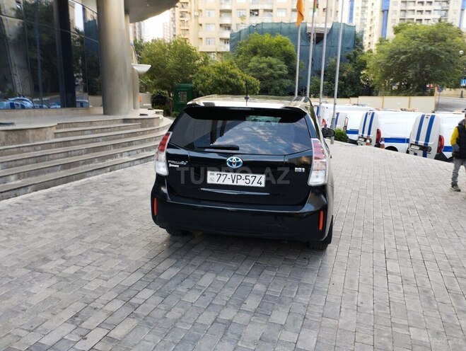 Toyota Prius V-10
