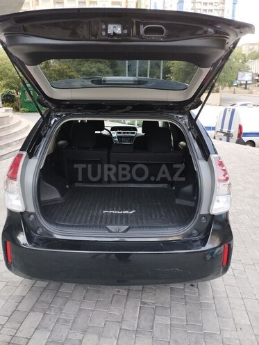 Toyota Prius V-11