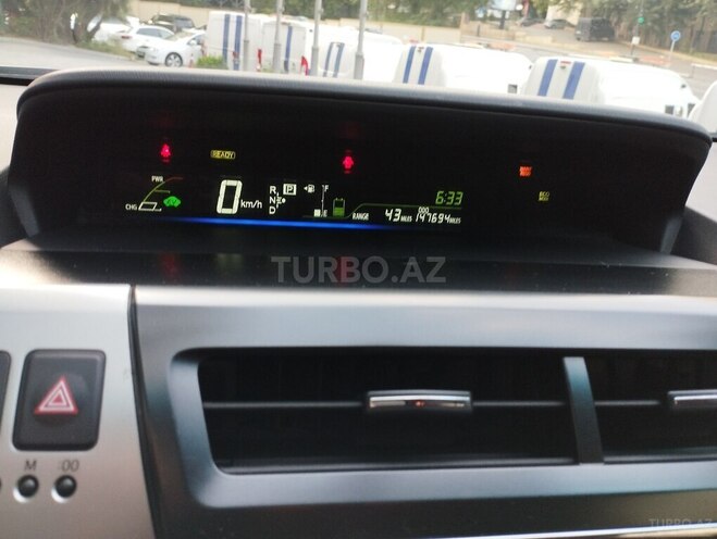 Toyota Prius V-13