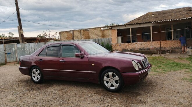 Mercedes E 230-4