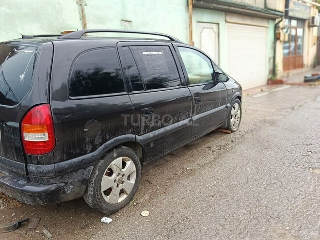 Opel Zafira-8