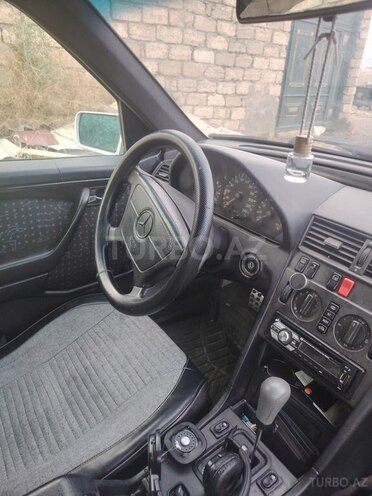 Mercedes 200 E-2