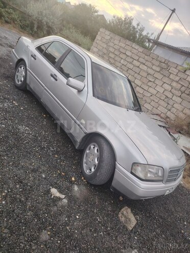 Mercedes 200 E-1