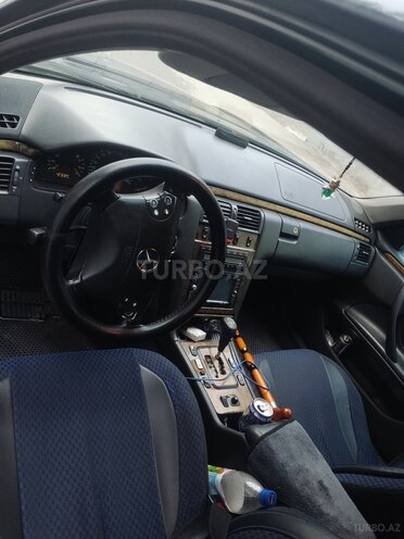 Mercedes E 220-2