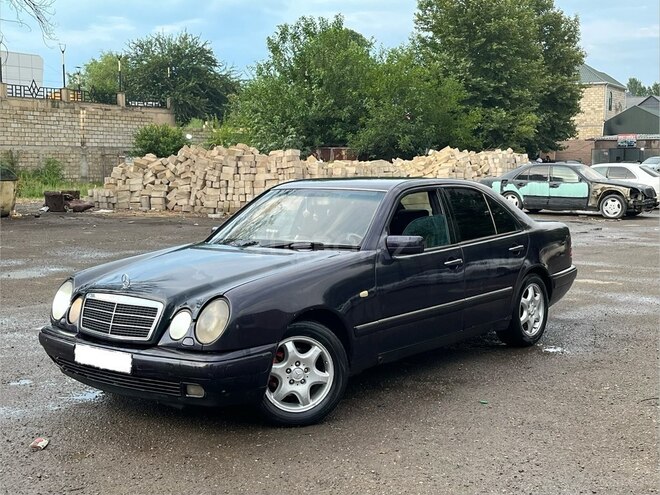 Mercedes E 200-1
