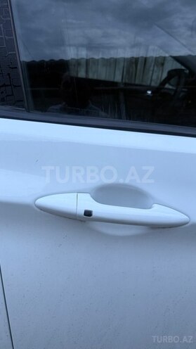 Hyundai Accent-12