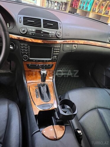 Mercedes E 220-11