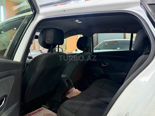 Renault Megane-11