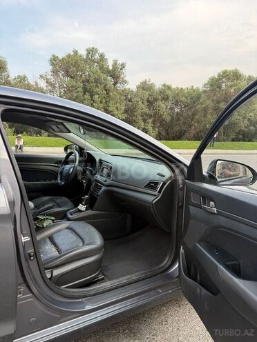 Hyundai Elantra-11