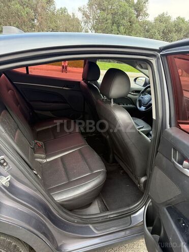Hyundai Elantra-12