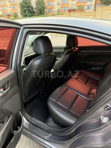Hyundai Elantra-10