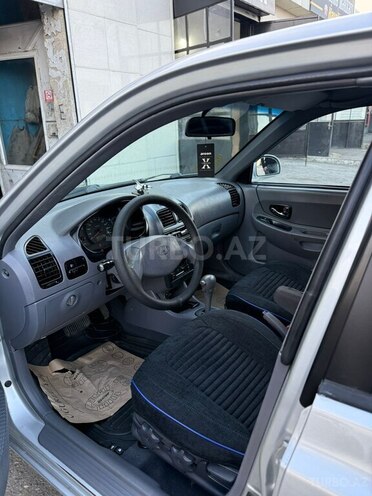 Hyundai Accent-7