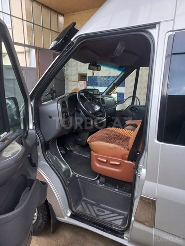Ford Transit-9