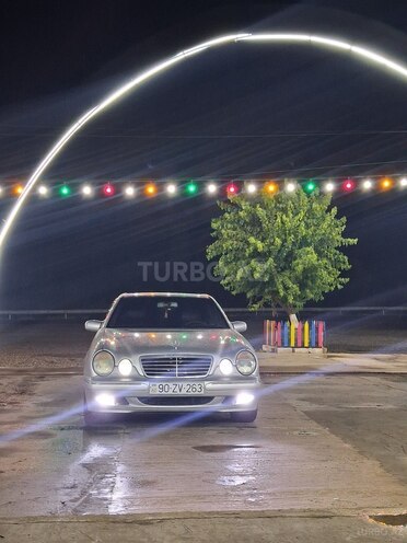 Mercedes E 240-1