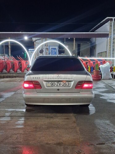 Mercedes E 240-2