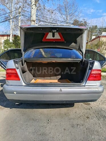 Mercedes E 200-10