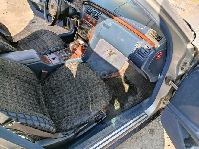 Mercedes E 200-8