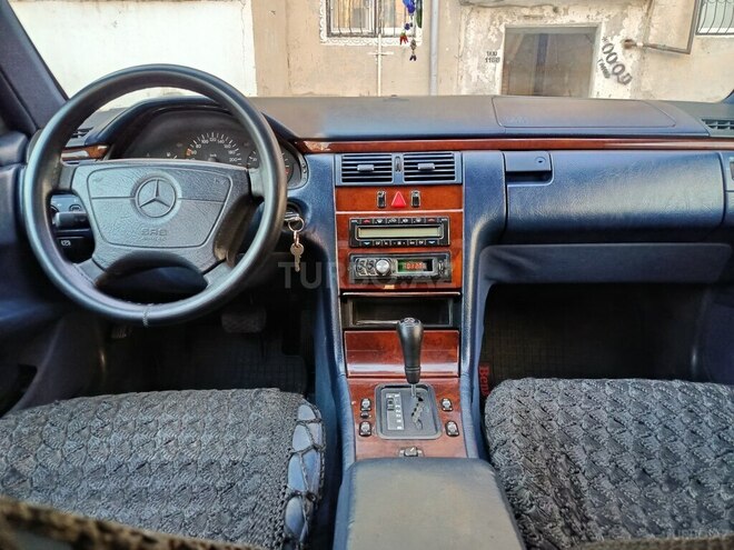 Mercedes E 200-11