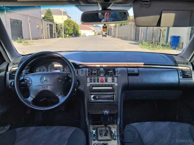 Mercedes E 270-8